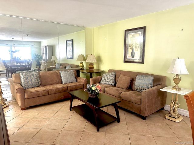 42 Freemont Lane, Coram, NY 11727