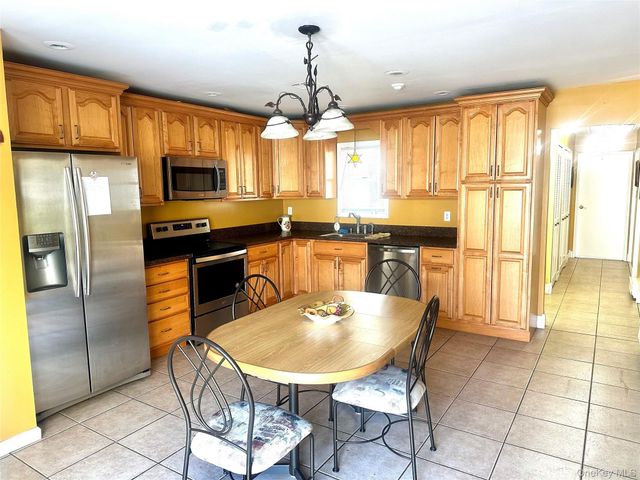 42 Freemont Lane, Coram, NY 11727