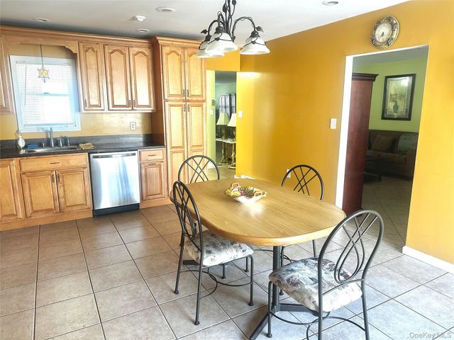 42 Freemont Lane, Coram, NY 11727