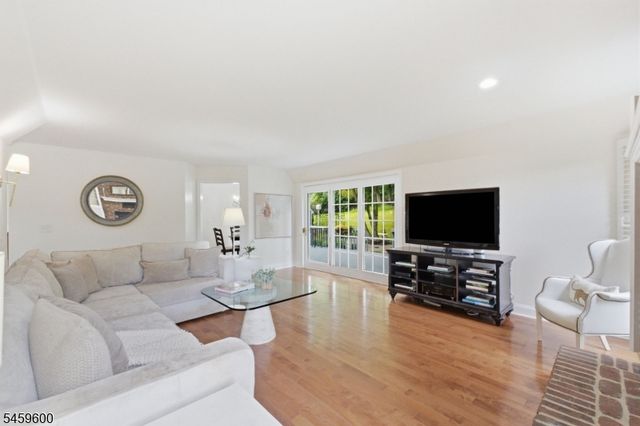 6 Fawn Ridge Rd, Clinton Twp., NJ 08833