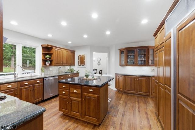 6 Fawn Ridge Rd, Clinton Twp., NJ 08833
