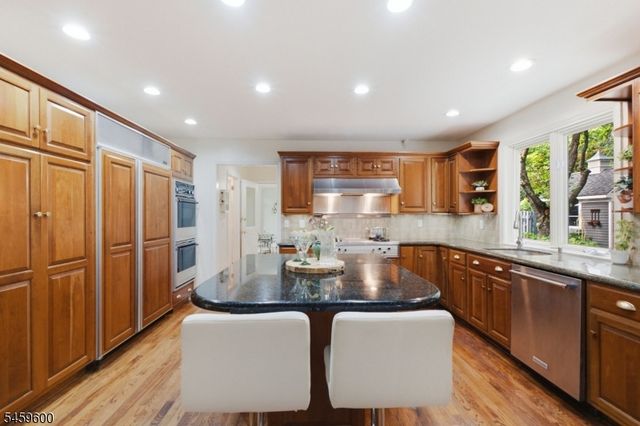 6 Fawn Ridge Rd, Clinton Twp., NJ 08833