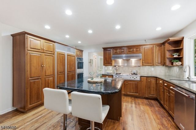 6 Fawn Ridge Rd, Clinton Twp., NJ 08833
