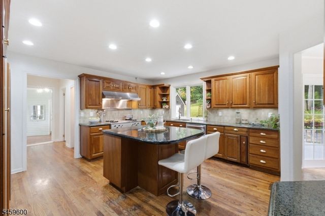 6 Fawn Ridge Rd, Clinton Twp., NJ 08833