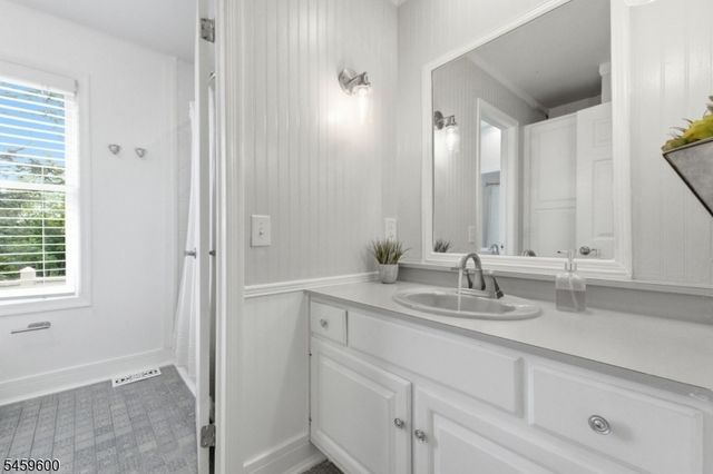 6 Fawn Ridge Rd, Clinton Twp., NJ 08833