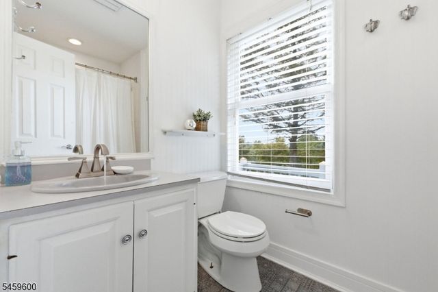 6 Fawn Ridge Rd, Clinton Twp., NJ 08833
