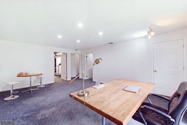 6 Fawn Ridge Rd, Clinton Twp., NJ 08833