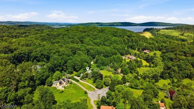 6 Fawn Ridge Rd, Clinton Twp., NJ 08833