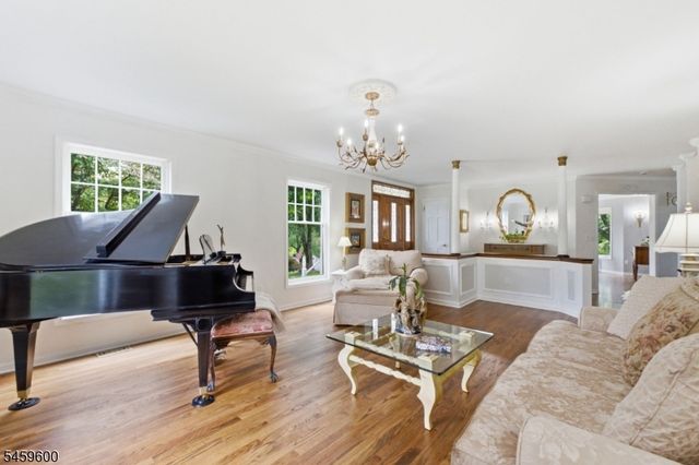 6 Fawn Ridge Rd, Clinton Twp., NJ 08833