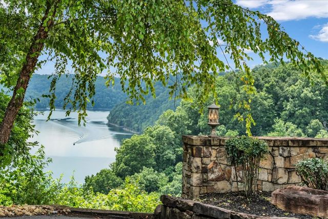858 Harbor Green Pl, Sparta, TN 38583