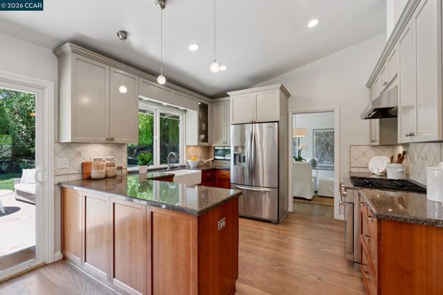 247 Corliss Dr, Moraga, CA 94556