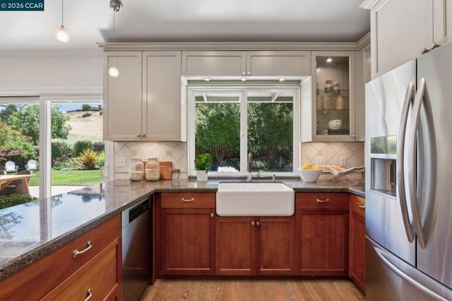247 Corliss Dr, Moraga, CA 94556