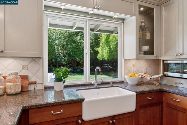 247 Corliss Dr, Moraga, CA 94556