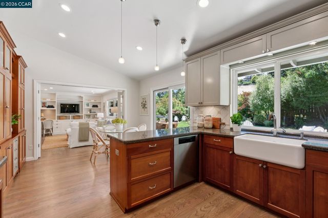 247 Corliss Dr, Moraga, CA 94556