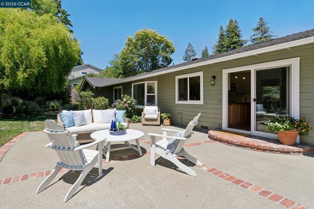 247 Corliss Dr, Moraga, CA 94556