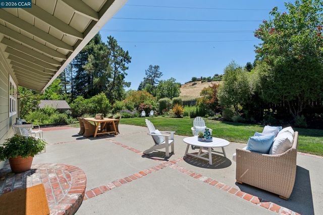 247 Corliss Dr, Moraga, CA 94556
