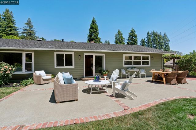 247 Corliss Dr, Moraga, CA 94556