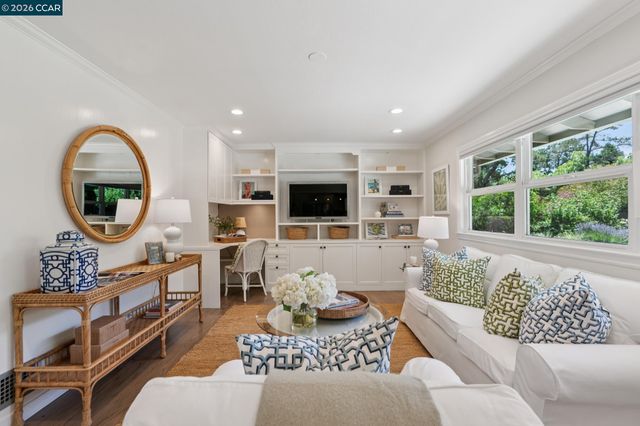 247 Corliss Dr, Moraga, CA 94556