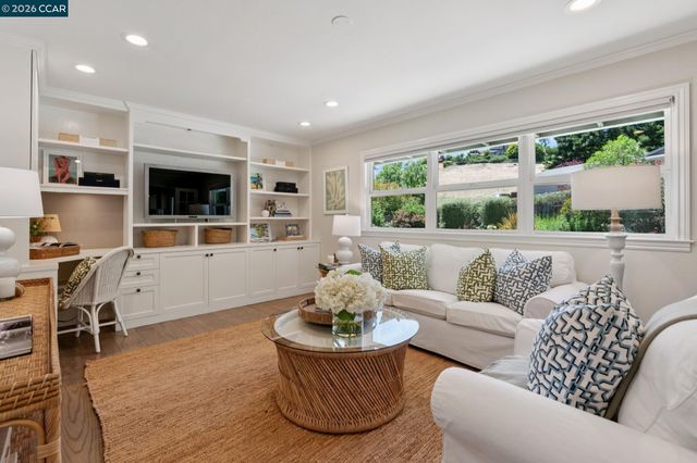 247 Corliss Dr, Moraga, CA 94556