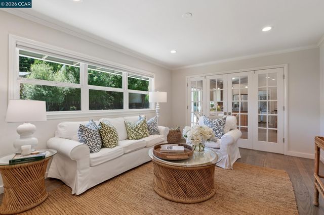 247 Corliss Dr, Moraga, CA 94556