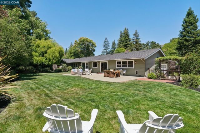 247 Corliss Dr, Moraga, CA 94556