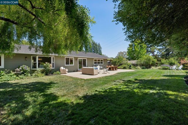 247 Corliss Dr, Moraga, CA 94556