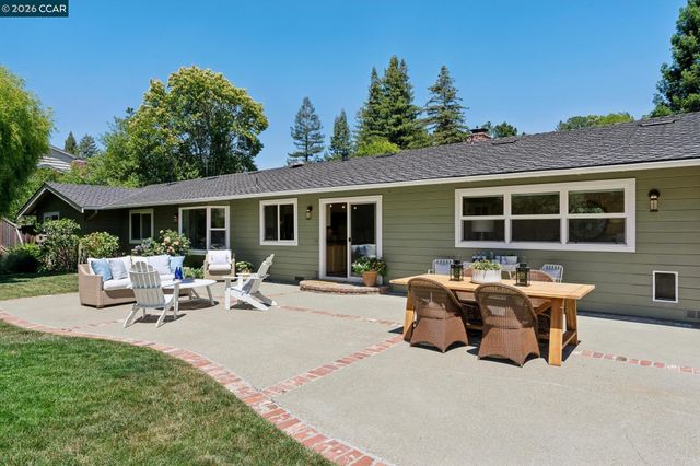 247 Corliss Dr, Moraga, CA 94556