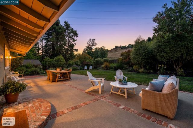 247 Corliss Dr, Moraga, CA 94556