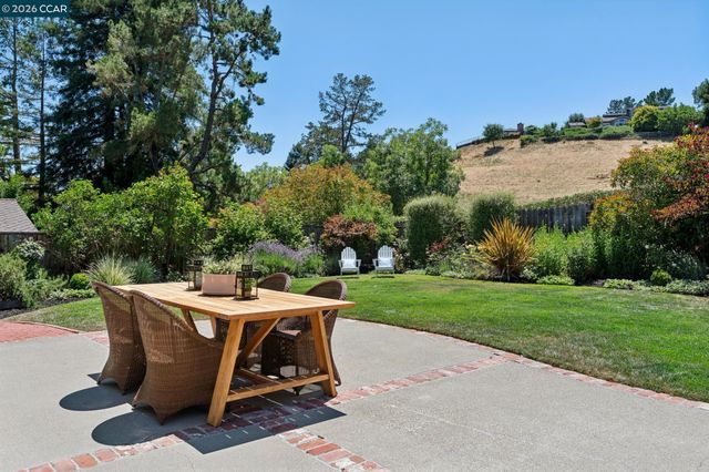 247 Corliss Dr, Moraga, CA 94556