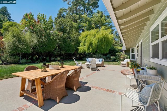 247 Corliss Dr, Moraga, CA 94556