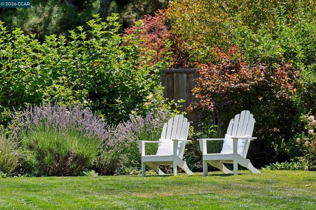 247 Corliss Dr, Moraga, CA 94556