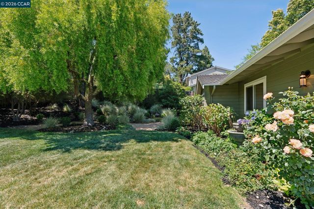 247 Corliss Dr, Moraga, CA 94556