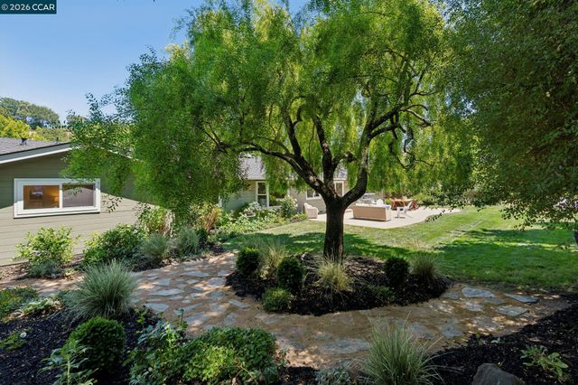 247 Corliss Dr, Moraga, CA 94556