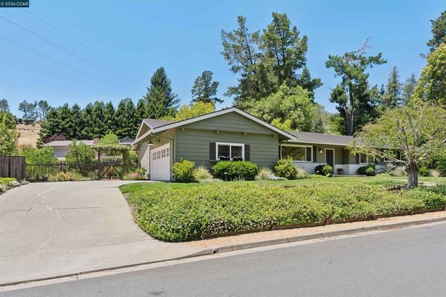 247 Corliss Dr, Moraga, CA 94556