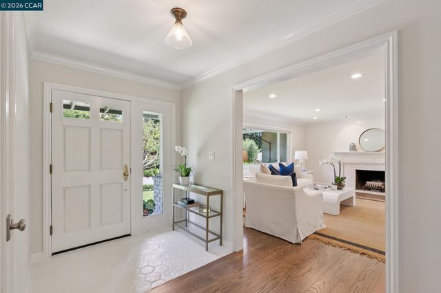 247 Corliss Dr, Moraga, CA 94556