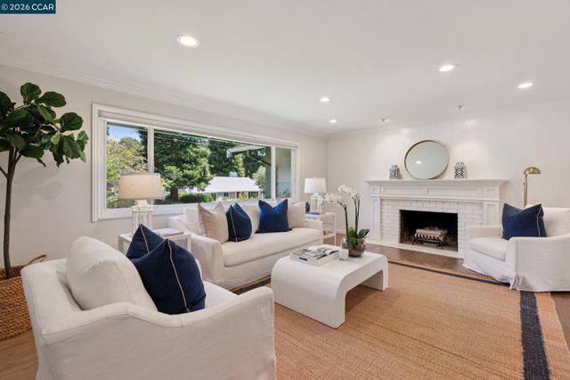 247 Corliss Dr, Moraga, CA 94556