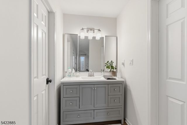 60 Tanager Ct, Wayne Twp., NJ 07470