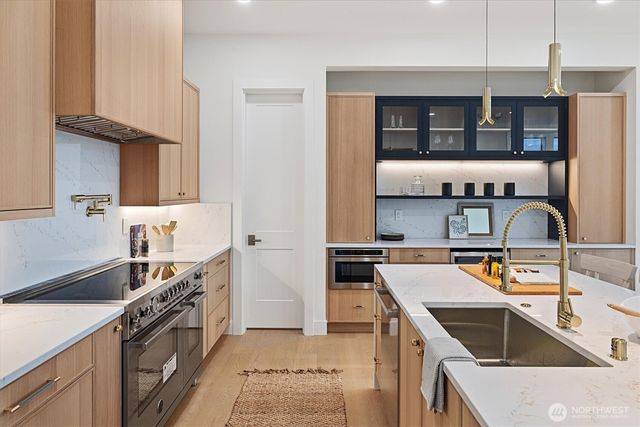 2515 35th Avenue W, Seattle, WA 98199