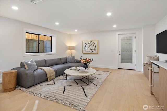 2515 35th Avenue W, Seattle, WA 98199