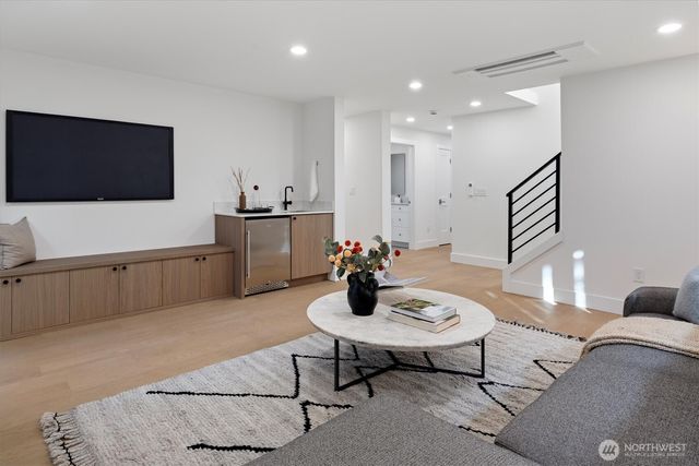 2515 35th Avenue W, Seattle, WA 98199