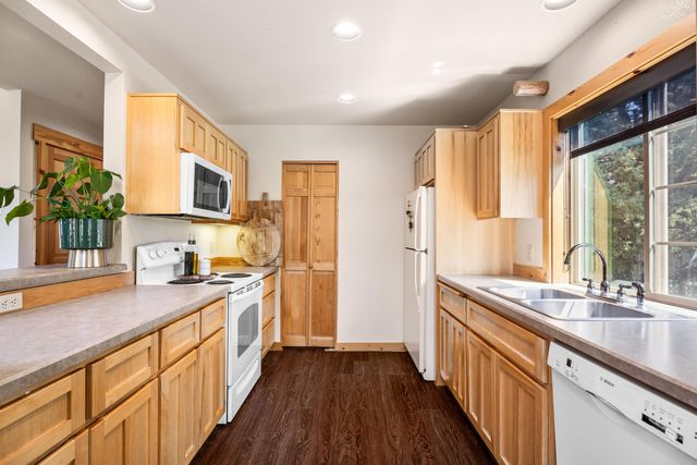 8655 Red Wing Lane, Redmond, OR 97756