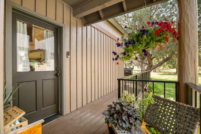 8655 Red Wing Lane, Redmond, OR 97756
