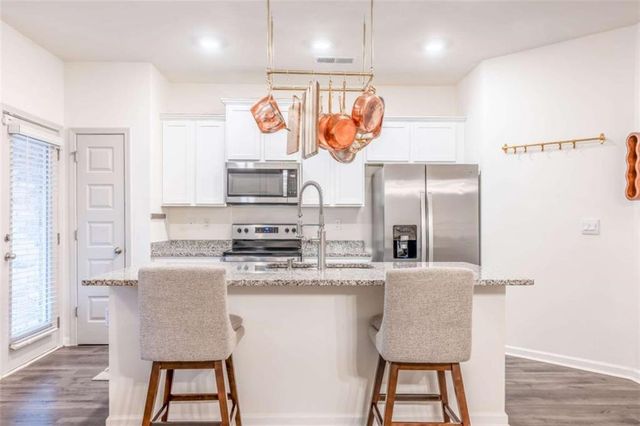 142 Hampton Circle, Mcdonough, GA 30253