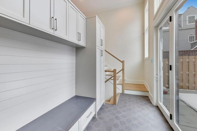 1910 W Fletcher Street, Chicago, IL 60657