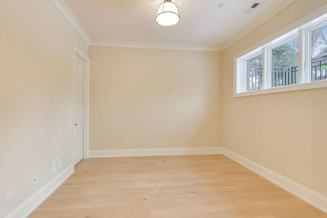 1910 W Fletcher Street, Chicago, IL 60657