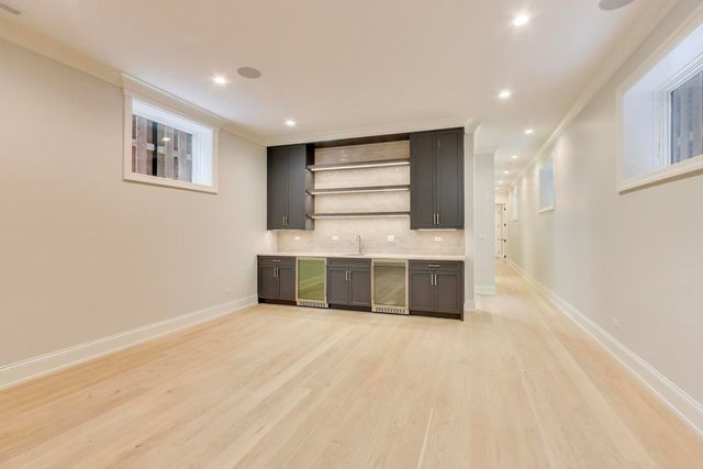 1910 W Fletcher Street, Chicago, IL 60657