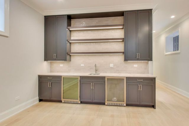 1910 W Fletcher Street, Chicago, IL 60657