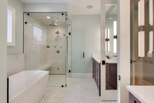 1910 W Fletcher Street, Chicago, IL 60657