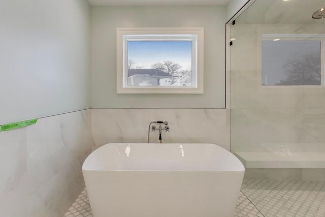 1910 W Fletcher Street, Chicago, IL 60657