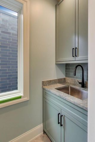 1910 W Fletcher Street, Chicago, IL 60657